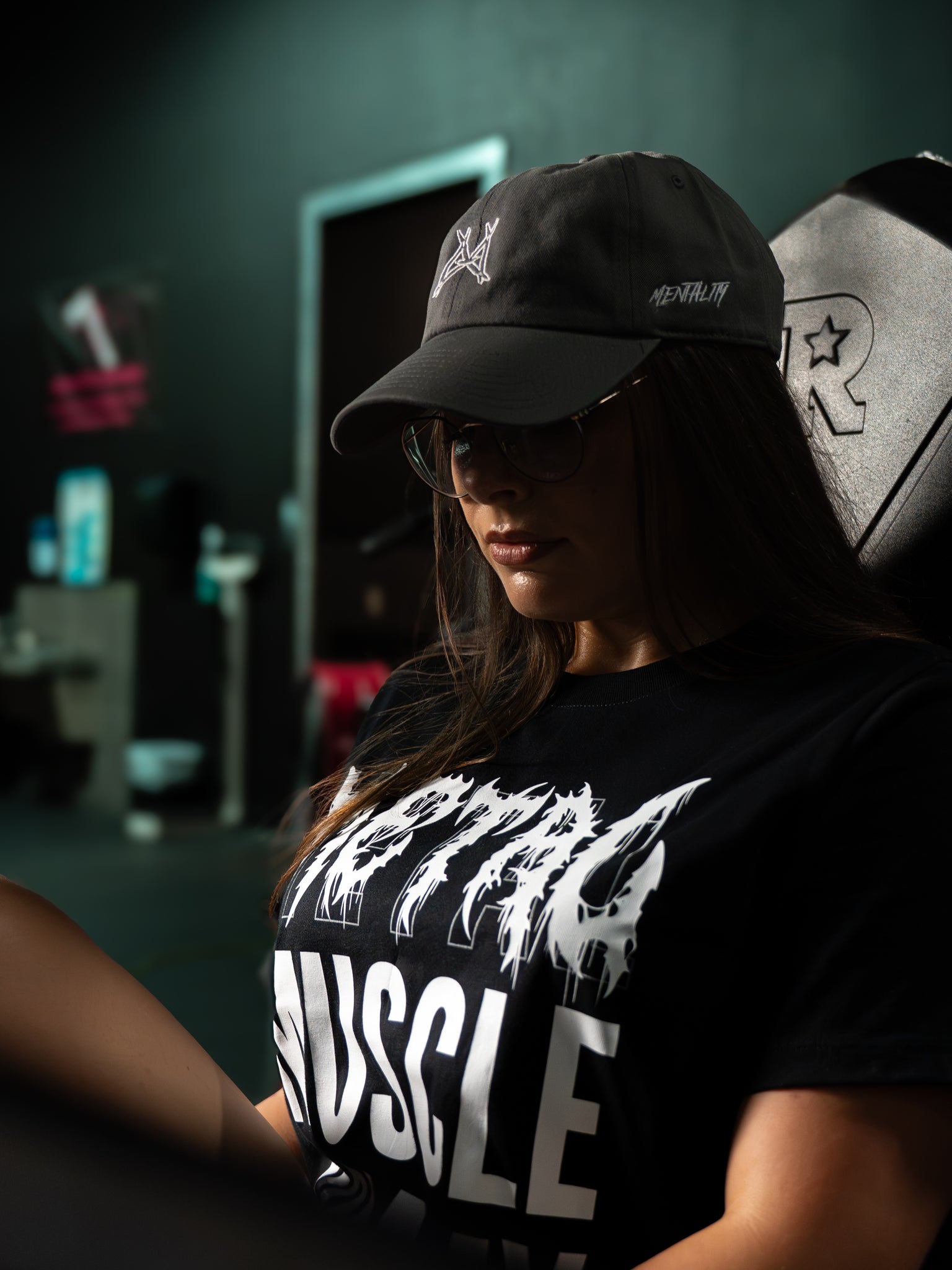 METAL MUSCLE MOMMY WOMEN'S HEAVYWEIGHT T-SHIRT
